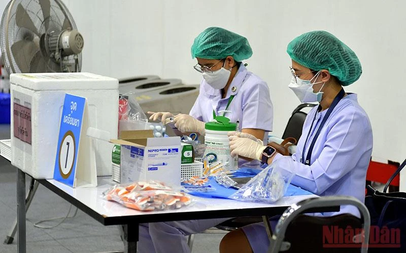 Nhân viên y tế chuẩn bị các mũi vaccine ngừa Covid-19 tại một điểm tiêm chủng ở thủ đô Bangkok.