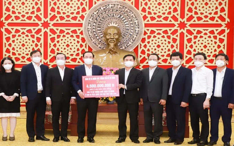 Đồng chí Nguyễn Văn Nên trao tặng món quà cho tỉnh Nghệ An. (Ảnh: Thành Duy)