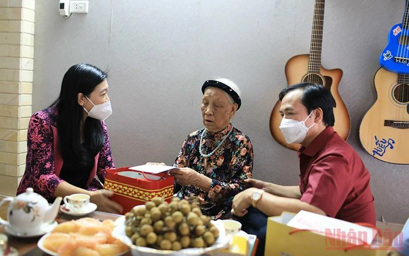 Lãnh đạo thành phố Hà Nội thăm, tặng quà người có công, đối tượng chính sách.