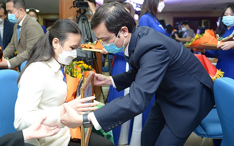 Đồng chí Bùi Quang Huy trao biểu trưng và phần thưởng tặng các thanh niên khuyết tật tiêu biểu dự chương trình “Tỏa sáng nghị lực Việt” năm 2021.