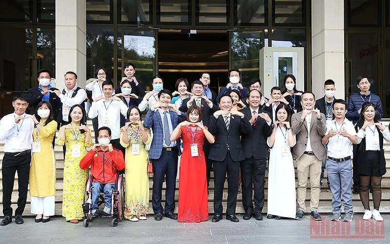 Phó Chủ tịch Quốc hội Nguyễn Khắc Định (đứng thứ 6 từ phải sang, hàng đầu trong ảnh) tạo hình tượng bình đẳng trong ngôn ngữ ký hiệu cùng các đại biểu chương trình “Tỏa sáng nghị lực Việt” năm 2021.