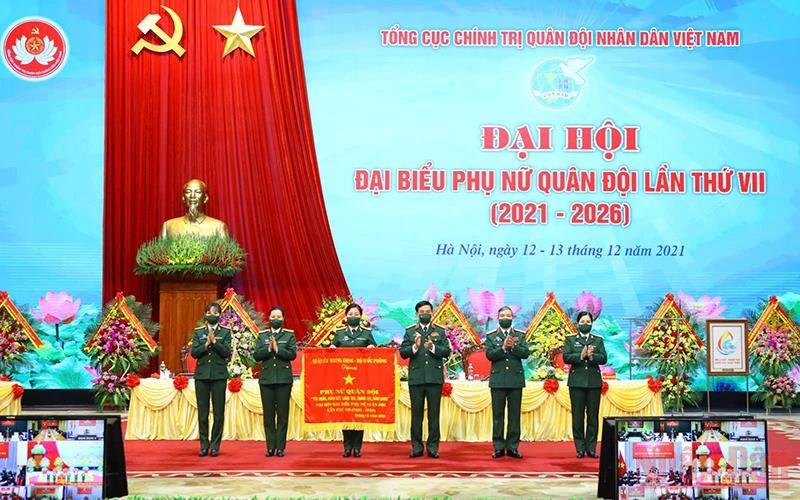 Đại tướng Phan Văn Giang, Bộ trưởng Quốc phòng trao bức trướng tặng phụ nữ toàn quân.