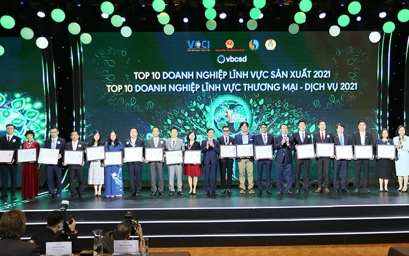 Đại diện Vinamilk (thứ 5 từ bên trái) cùng các doanh nghiệp trong Top các doanh nghiệp bền vững nhất Việt Nam năm 2021 thuộc hai lĩnh vực: sản xuất và thương mại-dịch vụ.