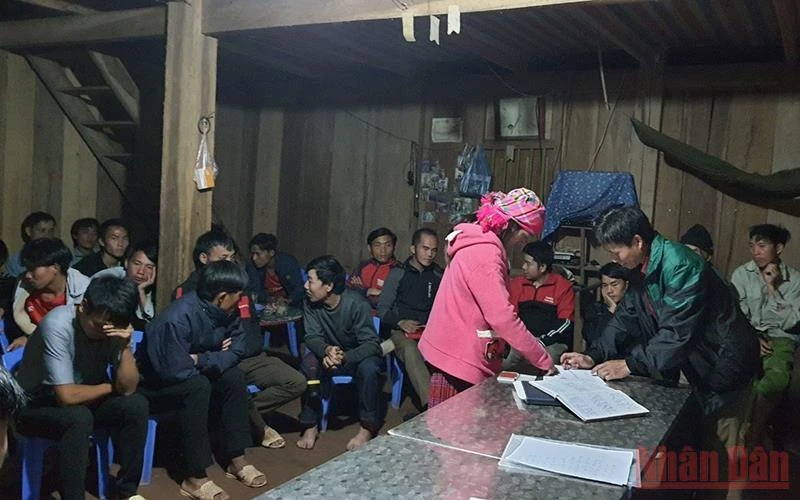 Chính quyền địa phương lấy ý kiến người dân bản Pa Tết điều chuyển dân cư về tỉnh Điện Biên.