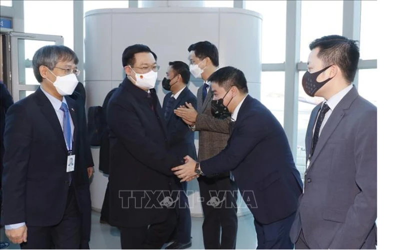 Lễ đón Chủ tịch Quốc hội Vương Đình Huệ tại Sân bay quốc tế Incheon, thủ đô Seoul. (Ảnh: Doãn Tấn/TTXVN)