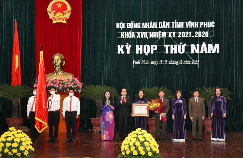 Đồng chí Trần Thanh Mẫn trao Huân chương Độc lập hạng Ba tặng Báo Vĩnh Phúc. 