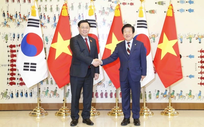 Chủ tịch Quốc hội Vương Đình Huệ và Chủ tịch Quốc hội Hàn Quốc Park Byeong-seug. (Ảnh: Doãn Tấn/TTXVN)