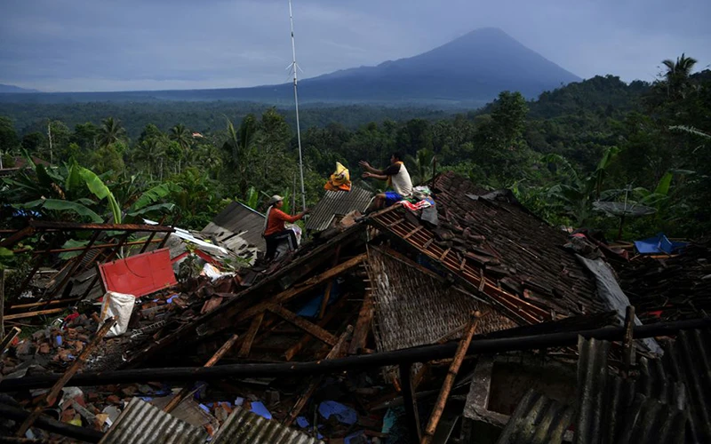 Ngôi nhà bị sập sau trận động đất tại tỉnh East Java, Indonesia, tháng 4/2021. (Ảnh: Reuters)