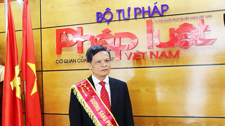 Đại sứ Nguyễn Hồng Thao tại Lễ vinh danh Gương sáng pháp luật. Ảnh: LÊ SAN