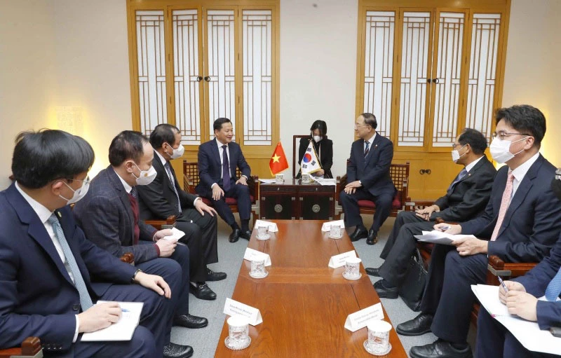Phó Thủ tướng Lê Minh Khái hội đàm với Phó Thủ tướng Hàn Quốc Hong Nam-ki. (Ảnh: Chinhphu.vn)
