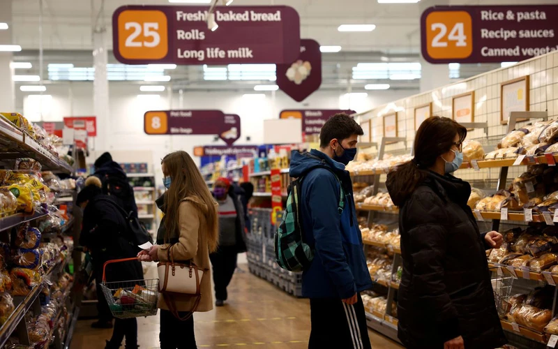 Người dân mua hàng trong siêu thị Sainsbury, Anh. (Ảnh: Reuters)