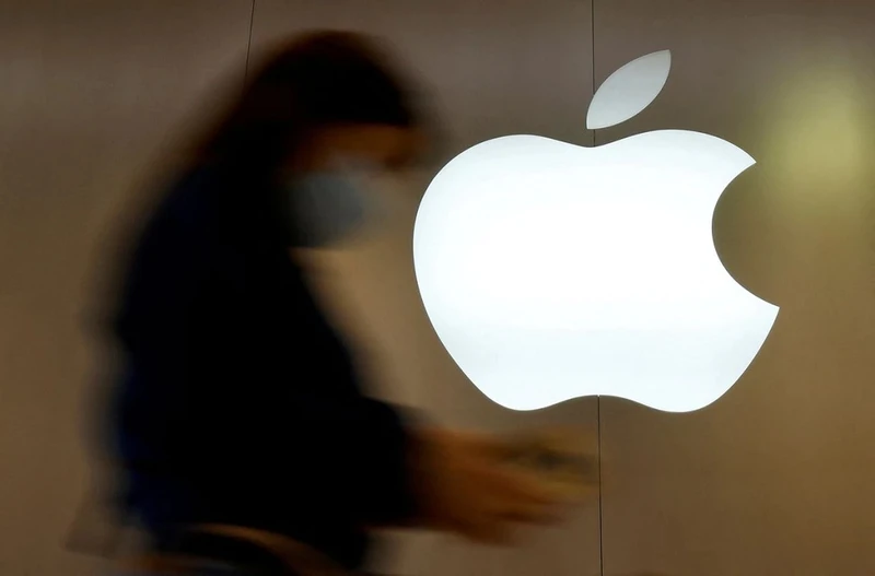 Logo Apple trước cửa hàng Apple ở Pháp. Ảnh: Reuters.