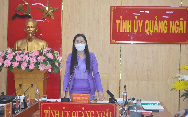 Bí thư Tỉnh ủy, Trưởng Ban Chỉ đạo phòng, chống dịch Covid-19 tỉnh Quảng Ngãi Bùi Thị Quỳnh Vân phát biểu chỉ đạo tại cuộc họp.