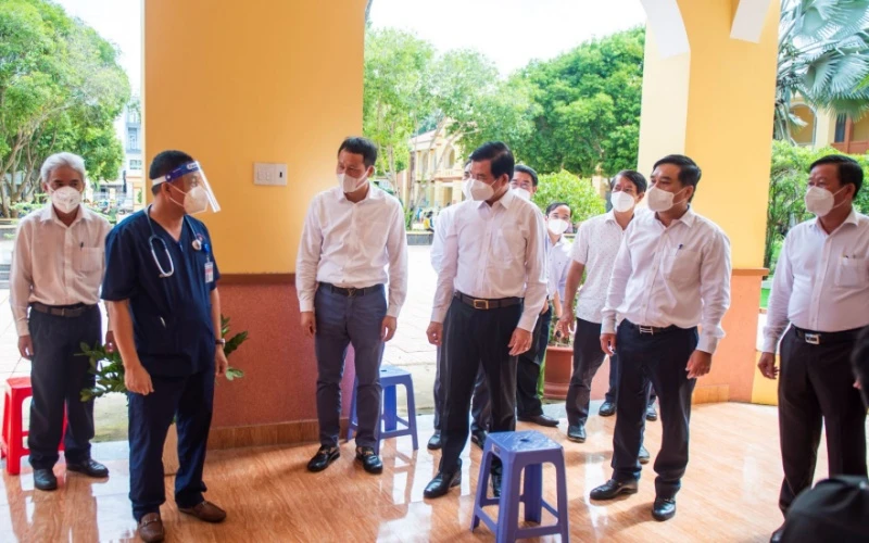 Lãnh đạo tỉnh Đồng Nai kiểm tra một điểm tiêm vaccine tại TP Long Khánh.