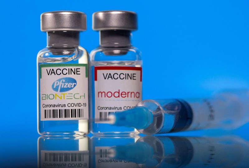 Vaccine sử dụng công nghệ mRNA tác dụng yếu hơn trước biến chủng Omicron, nhưng vẫn hiệu quả với bệnh nặng. Ảnh: Reuters.