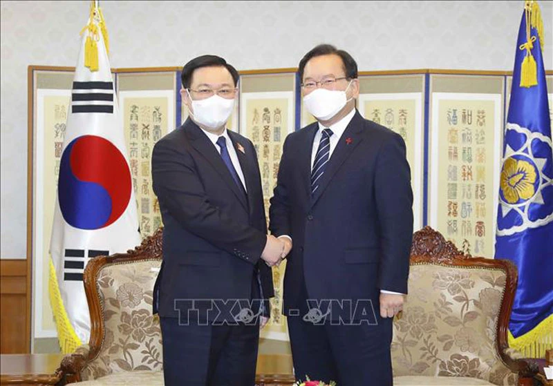 Chủ tịch Quốc hội Vương Đình Huệ hội kiến Thủ tướng Hàn Quốc Kim Boo Kyum