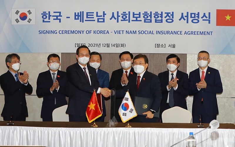 Bộ trưởng Lao động-Thương binh và Xã hội Việt Nam và Bộ trưởng Y tế và Phúc lợi Xã hội Hàn Quốc ký Hiệp định song phương về bảo hiểm xã hội giữa hai nước. (Ảnh: TTXVN)