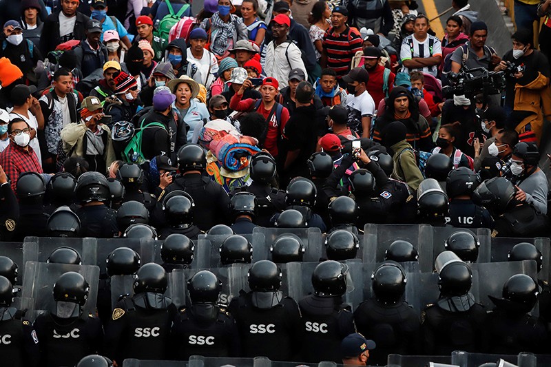 Đụng độ giữa cảnh sát và người di cư tại Mexico City ngày 13/12. (Ảnh: EPA)