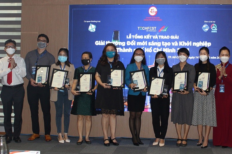 Trao giải thưởng Đổi mới sáng tạo và Khởi nghiệp Thànnh phố Hồ Chí Minh năm 2021 cho các cá nhân, tổ chức đạt giải.