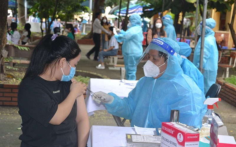 Học sinh thành phố Hồ Chí Minh tiêm vaccine phòng Covid-19.