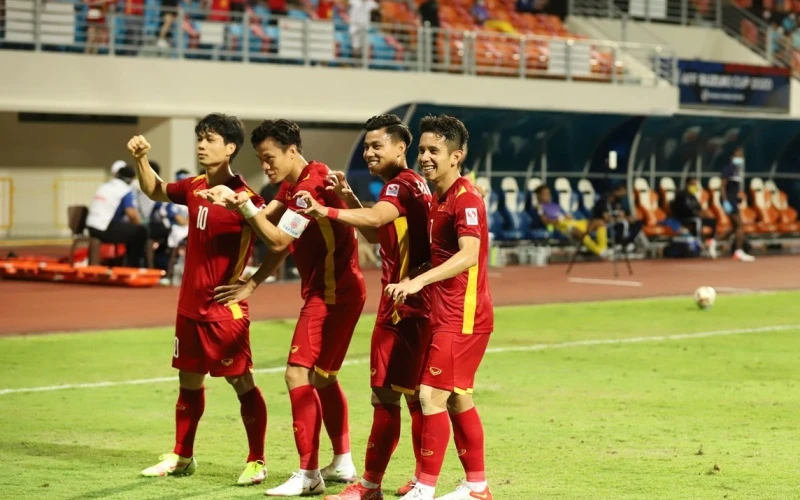 Các cầu thủ Đội tuyển Việt Nam vui mừng với bàn thắng ghi vào lưới Đội tuyển Malaysia. (Ảnh: Thế Vũ/TTXVN)