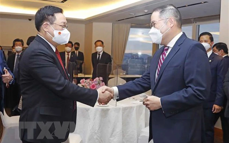 Chủ tịch Quốc hội Vương Đình Huệ với ông Cho Huyn-sang, Phó Chủ tịch Tập đoàn Hyosung. (Ảnh: Doãn Tấn/TTXVN)