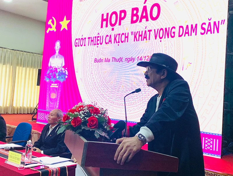 Nhạc sĩ Nguyễn Cường, tác giả và tổng đạo diễn tác phẩm ca kịch “Khát vọng Dam Săn” giới thiệu về tác phẩm tại buổi họp báo. 