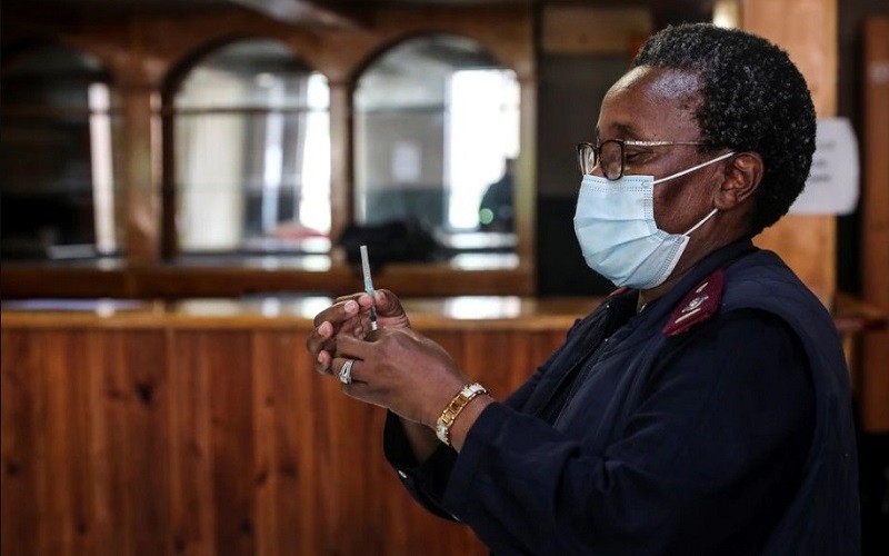 Nhân viên y tế chuẩn bị tiêm 1 liều vaccine Pfizer ở Johannesburg, Nam Phi, ngày 9/12/2021. (Ảnh: Reuters)