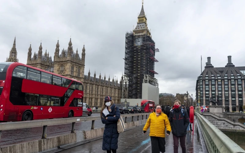 Người dân đeo khẩu trang phòng lây nhiễm Covid-19 tại London, Anh. (Ảnh: THX/TTXVN)