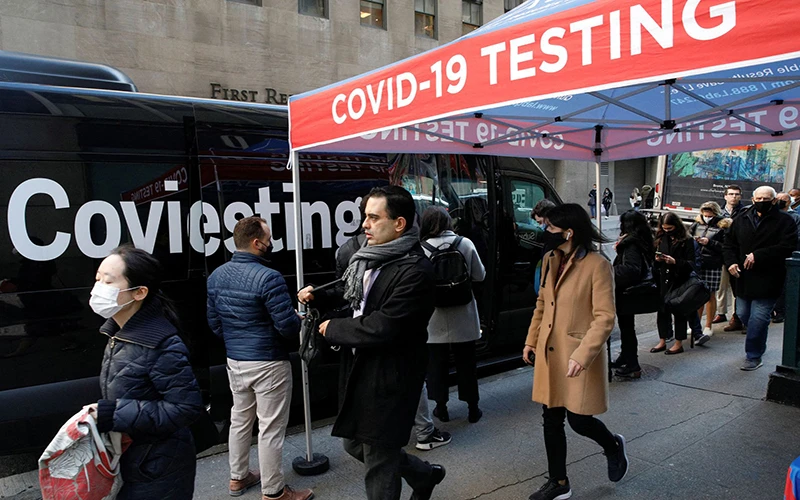 Người dân xếp hàng chờ xét nghiệm Covid-19, tại New York, Mỹ, tháng 12/2021. (Ảnh: Reuters)