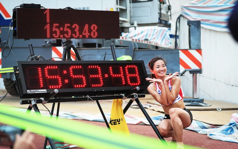 Nguyễn Thị Oanh phá sâu tới 19 giây kỷ lục quốc gia chạy 5.000 m nữ.