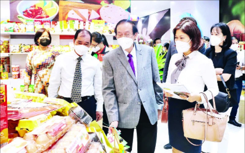 Các đại biểu tham quan Triển lãm sản phẩm ngành lương thực, thực phẩm TP Hồ Chí Minh năm 2021. 