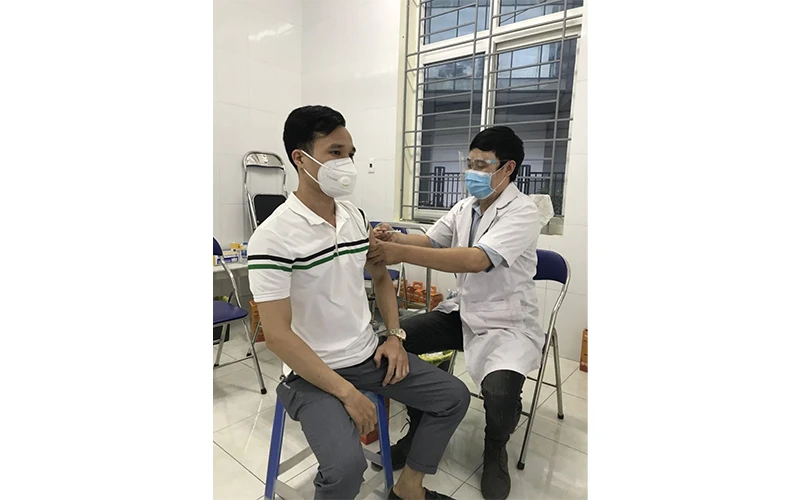 Y, bác sĩ Trung tâm bác sĩ gia đình Hà Nội tham gia tiêm vaccine phòng Covid-19. Ảnh: Nguyễn Tá Dũng