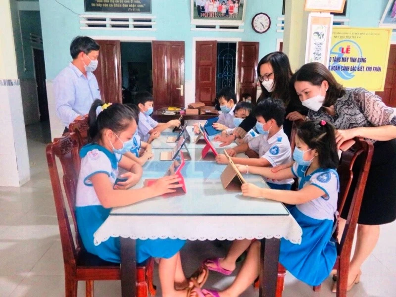 Lãnh đạo Sở Lao động-Thương binh và Xã hội tỉnh Quảng Ngãi trao tặng máy tính bảng cho trẻ em có hoàn cảnh đặc biệt khó khăn.