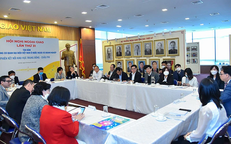 Tọa đàm giữa các trưởng cơ quan đại diện Việt Nam ở nước ngoài và doanh nghiệp.
