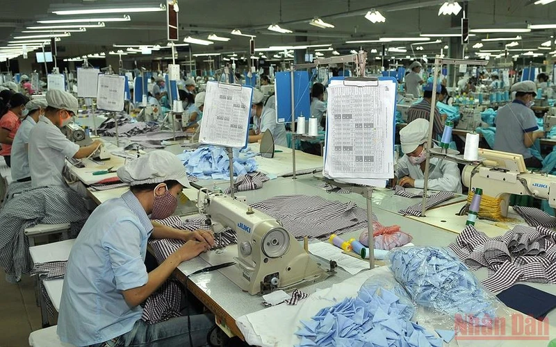 Công nhân may mặc tại Xí nghiệp may Hà Quảng (Tổng công ty May 10). (Ảnh: ĐĂNG KHOA)