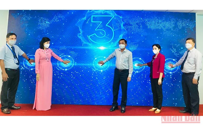Các đại biểu thực hiện nghi thức bấm nút ra mắt Kênh truyền hình vnEdu-Bạc Liêu. 