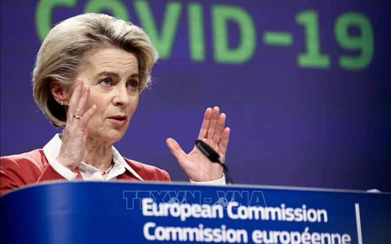 Chủ tịch Ủy ban châu Âu (EC) Ursula von der Leyen tại cuộc họp báo ở Brussels, Bỉ. (Ảnh: THX/TTXVN)