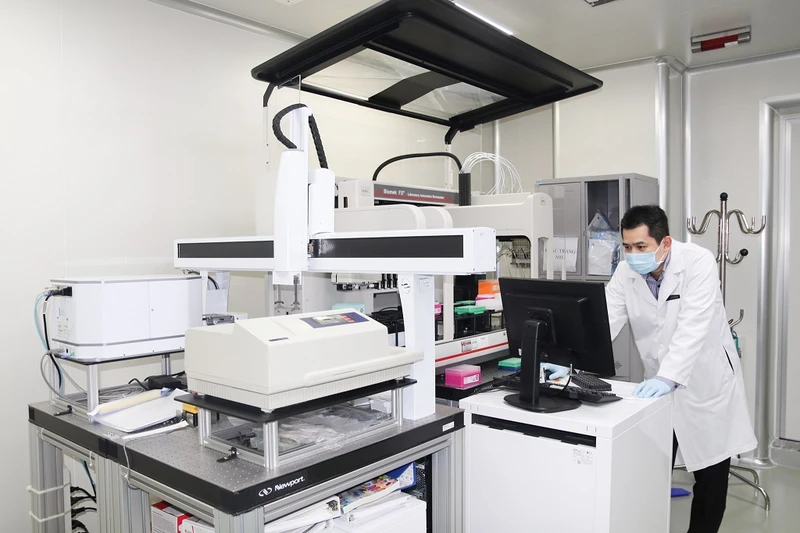  Sau khi thu thập, mẫu sinh học được đưa vào xử lý tại phòng Lab đạt chuẩn quốc tế ISO 15189 thuộc Bệnh viện Đa khoa quốc tế Vinmec.