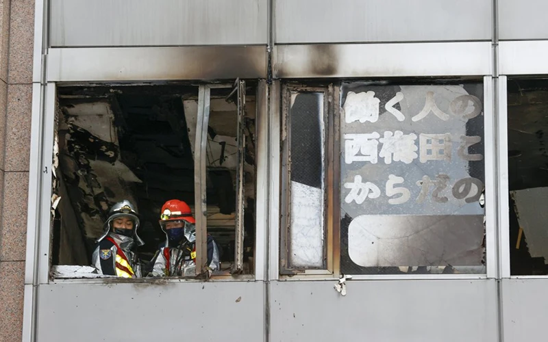 Lực lượng cứu hỏa làm việc tại hiện trường. (Ảnh: Kyodo News)