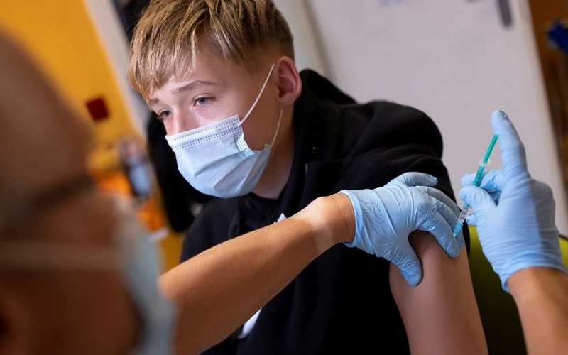 Nhân viên y tế tiêm vaccine phòng Covid-19 cho người dân tại Berlin, Đức. (Nguồn: Reuters)