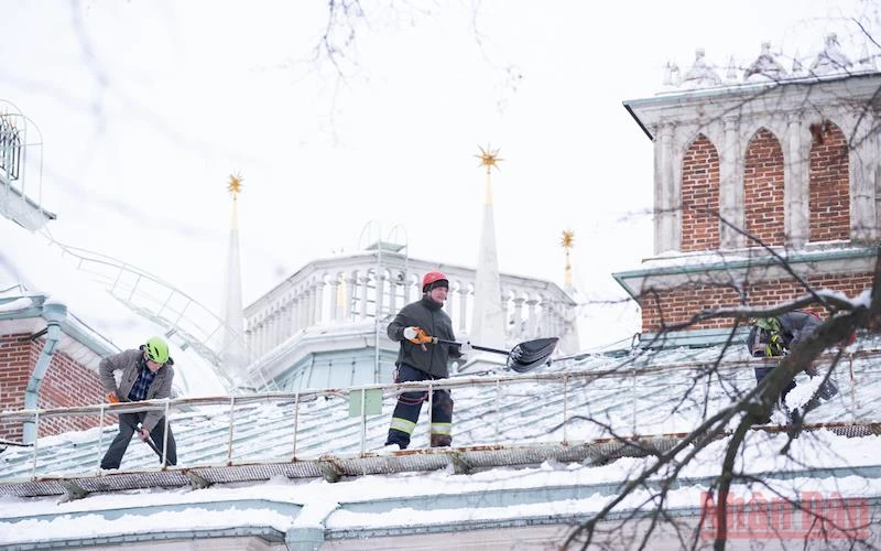 Công nhân dọn tuyết trên mái nhà ở thủ đô Moskva của Nga. (Ảnh: Thanh Thể)