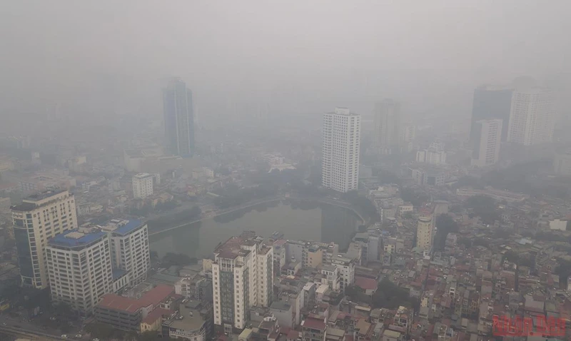 Khu vực trung tâm thành phố Hà Nội chìm trong bầu không khí đặc quánh của sương mù và bụi bẩn, cộng với mức độ ô nhiễm không khí cao. (Ảnh: Thành Đạt)