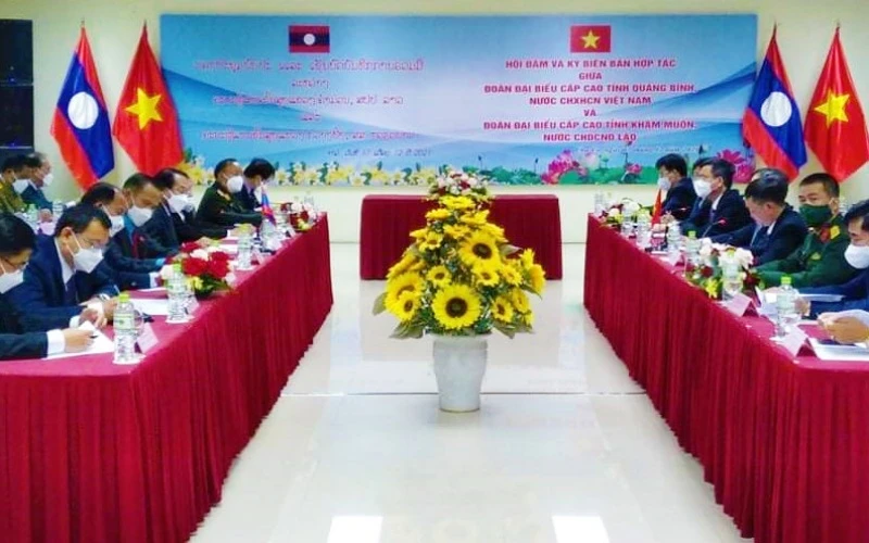 Quảng cảnh lễ ký biên bản hợp tác giữa 2 tỉnh Quảng Bình và Khăm Muộn (Lào).