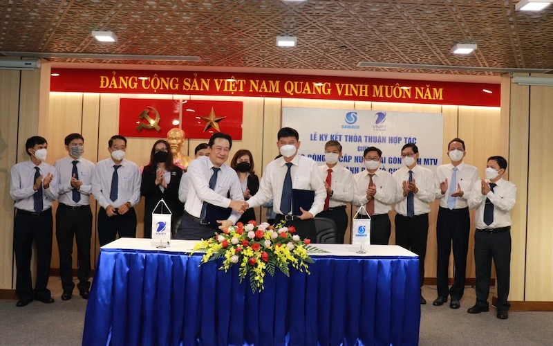 Tổng Công ty Cấp nước Sài Gòn và VNPT TP Hồ Chí Minh ký kết thỏa thuận chuyển đổi số, hướng tới bảo đảm an toàn cấp nước, nâng cao chất lượng dịch vụ.