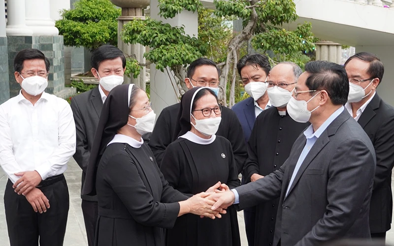 Thủ tướng Phạm Minh Chính thăm các chức sắc, tu sĩ Giáo xứ Long Hương, TP Bà Rịa (Bà Rịa-Vũng Tàu).