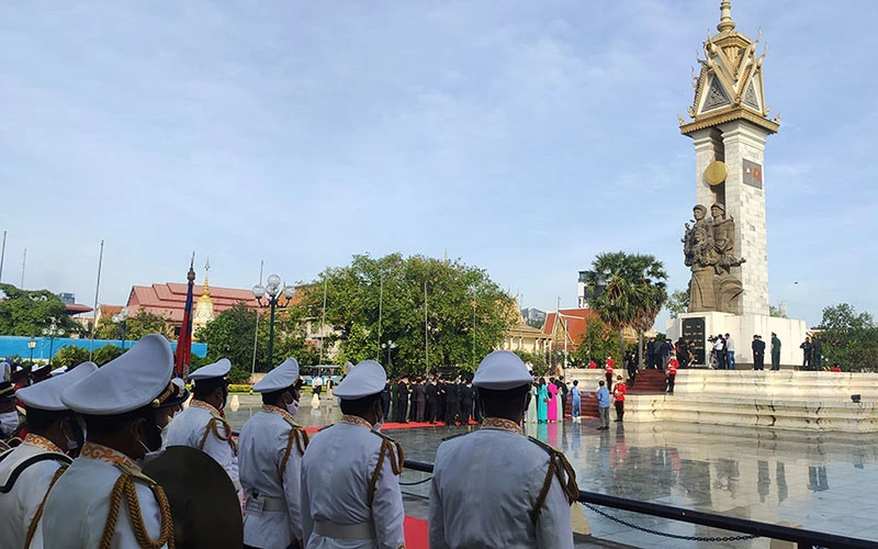 Tưởng nhớ các anh hùng, liệt sĩ tại Tượng đài Hữu nghị Việt Nam-Campuchia, Phnom Penh.