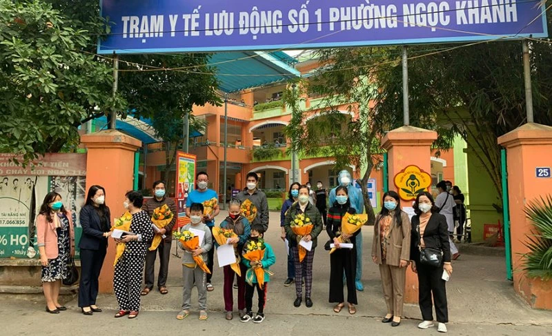 Phó Chủ tịch UBND quận Ba Đình Phạm Thị Diễm tặng hoa, chúc mừng và động viên các trường hợp khỏi bệnh. (Ảnh: Mai Hữu)