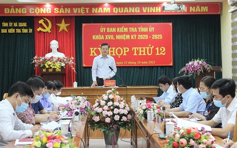 Đồng chí Trần Quang Minh, Ủy viên Ban Thường vụ Tỉnh ủy, Chủ nhiệm Ủy ban Kiểm tra Tỉnh ủy Hà Giang chủ trì một phiên họp.