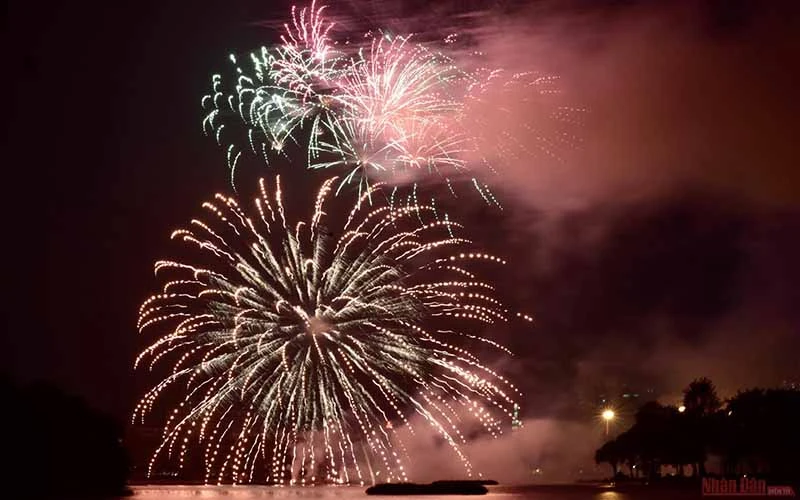 Bắn pháo hoa tại đảo Dừa trong Công viên Thống Nhất đêm giao thừa Tết Tân Sửu 2021.